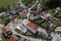 Drohnen-Aufnahme von Perasdorf mit Kirche und Dorfkern
